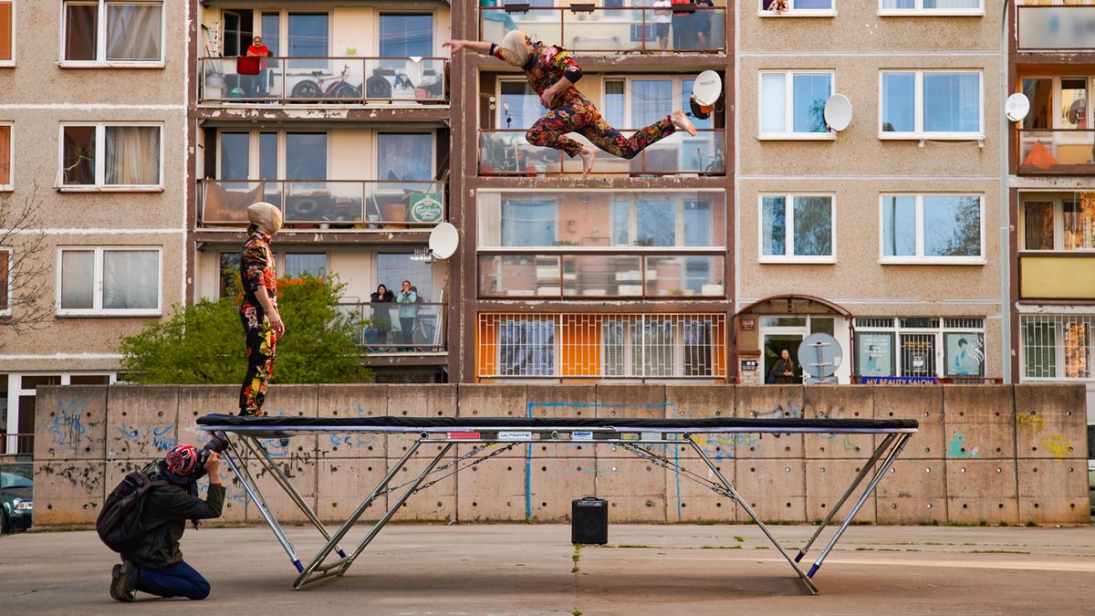 Akrobaté skáčou lidem pod okny: kultura je lidem blíže než kdykoliv předtím